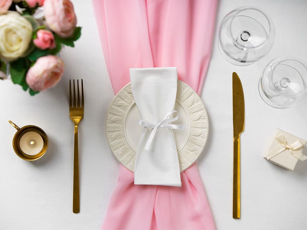 “Are you breaking table etiquette rules? Learn how to dine with elegance and grace like a lady!”